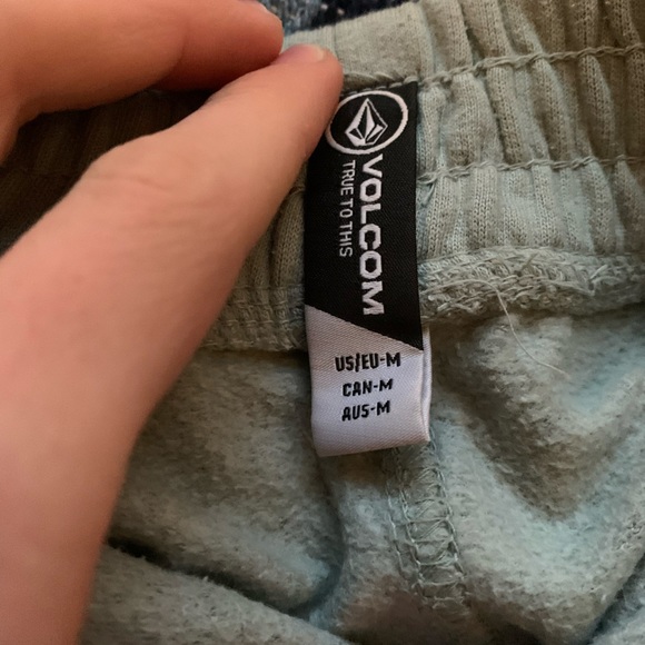 Boys medium volcom shorts. - Picture 4 of 4